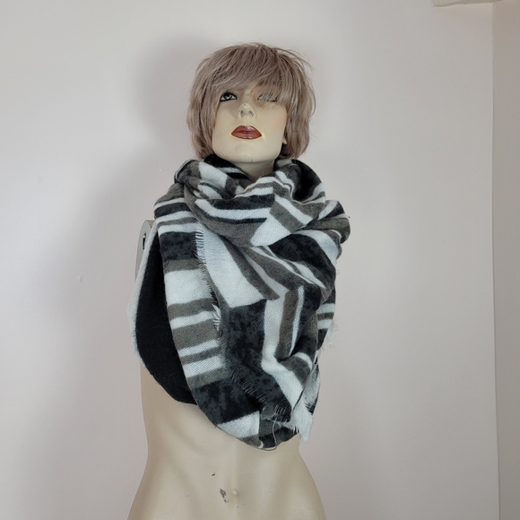 Zara black white gray striped fuzzy blanket scarf - Picture 7 of 13